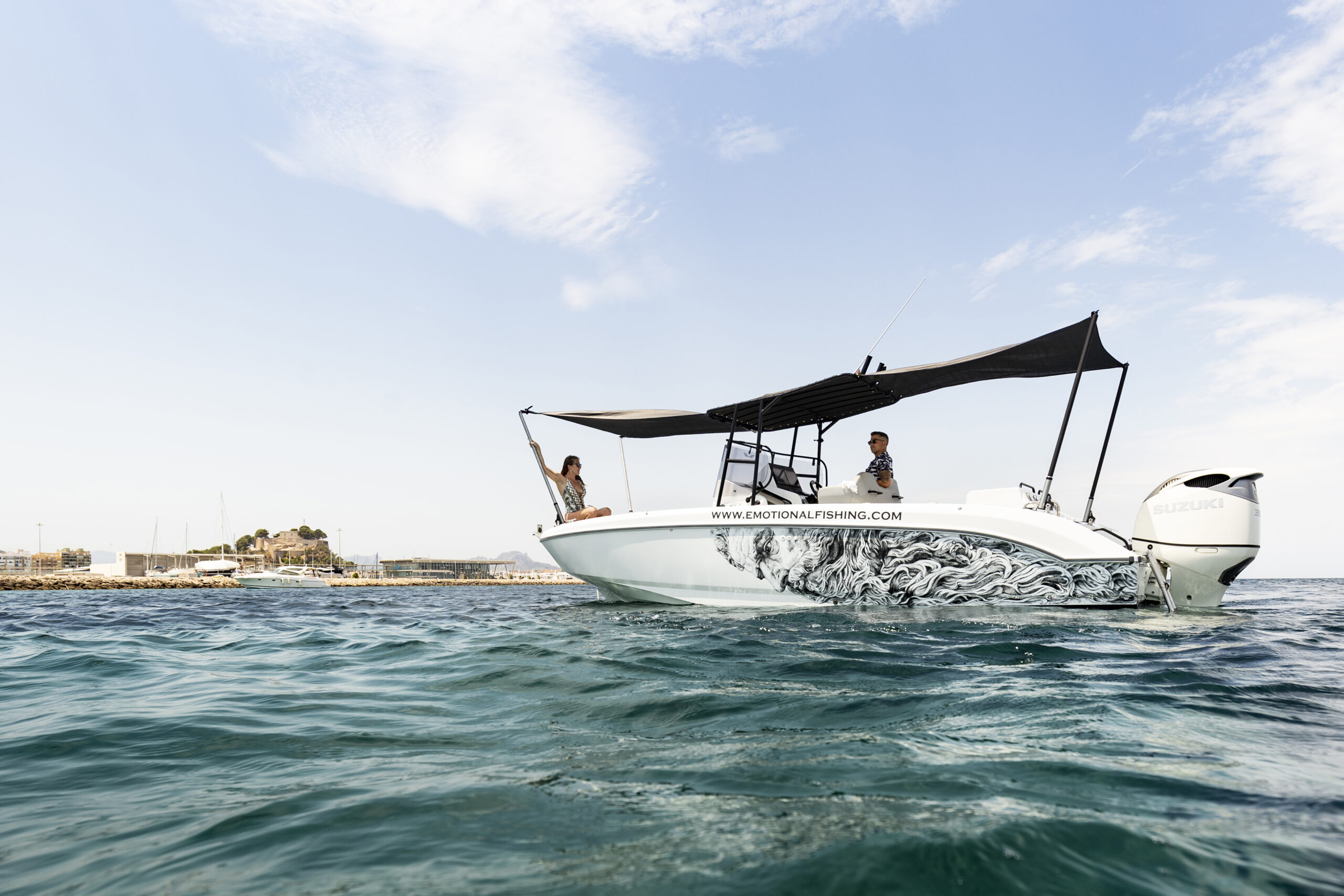 Fotografía profesional de barco en el puerto de Calpe realizada por fotógrafo náutico en Calpe
