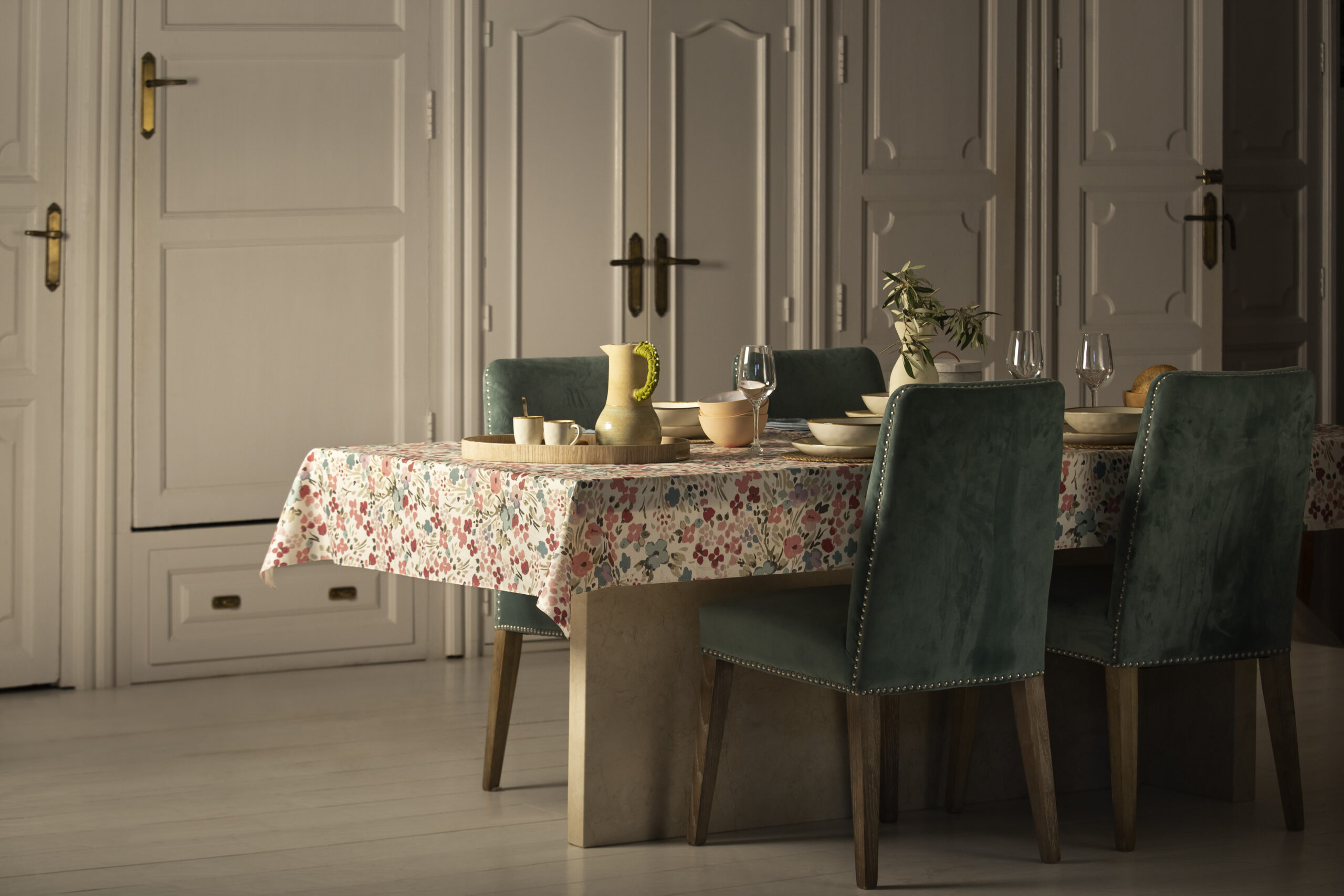 Fotografía de producto de ropa y accesorios de decoración realizada en estudio por fotógrafo en Calpe