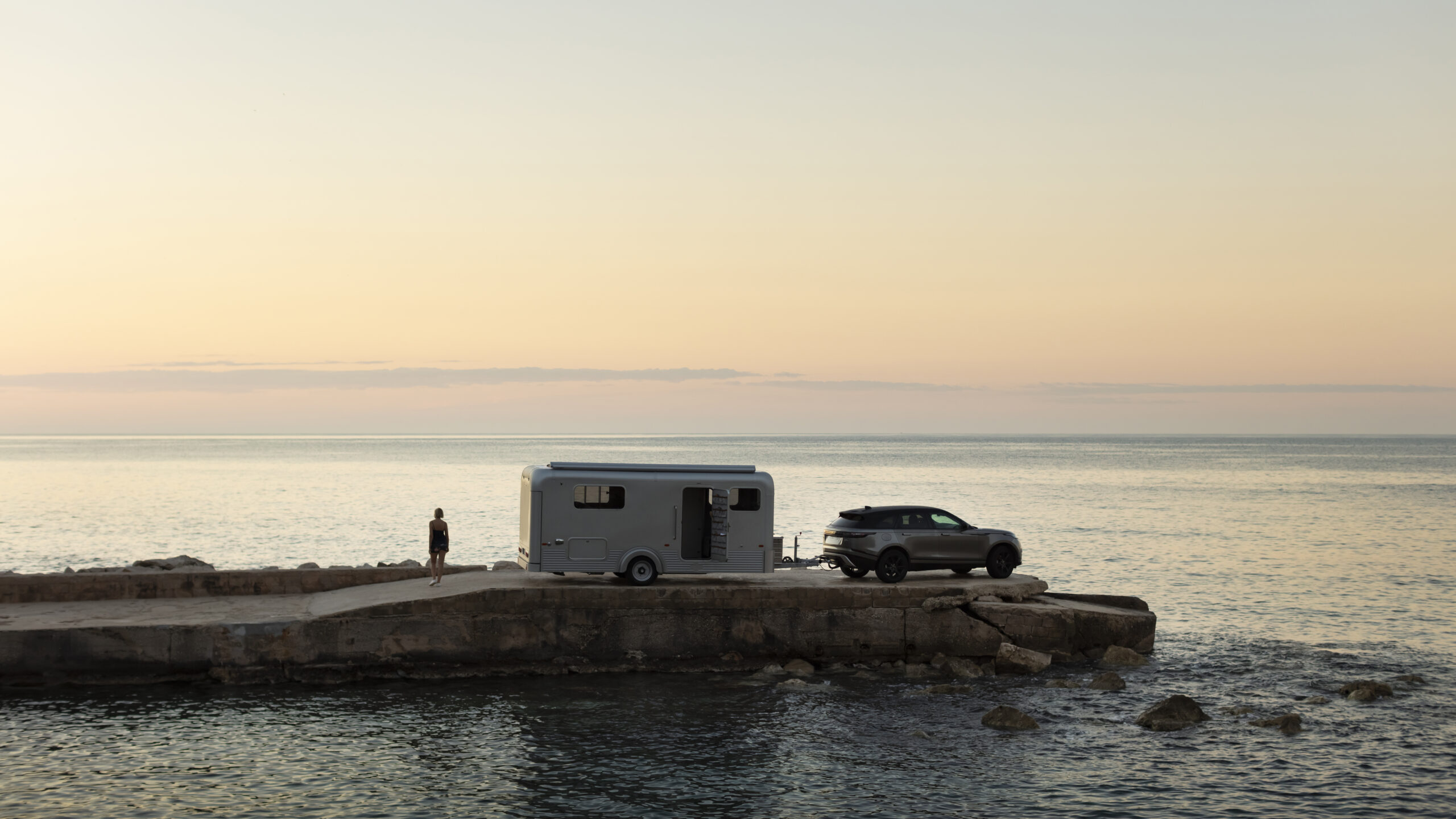 Chica junto a una caravana al atardecer en Calpe, sesión lifestyle realizada por fotógrafo en Calpe